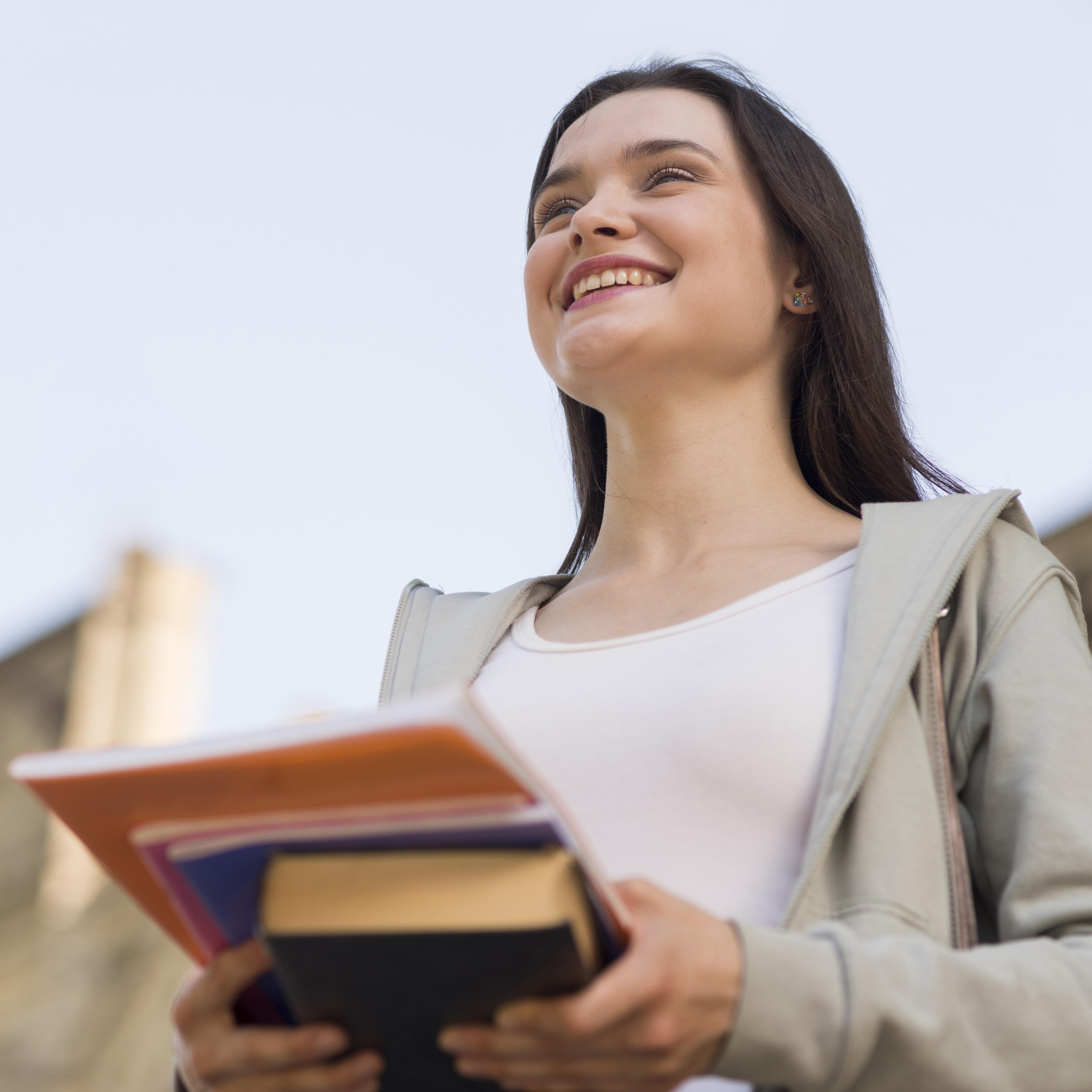 Estudante feliz com livros